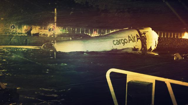 Türk şirketine ait uçak iniş sırasında pistten çıktı, araca çarpıp denize sürüklendi!