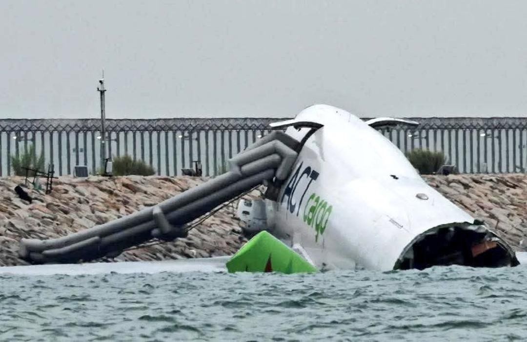Türk şirketine ait uçak iniş sırasında pistten çıktı, araca çarpıp denize sürüklendi! 1