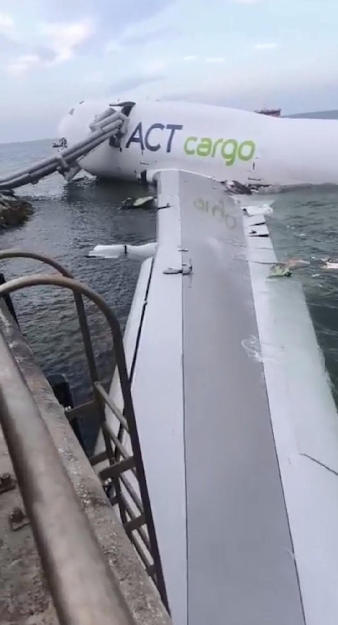 Türk şirketine ait uçak iniş sırasında pistten çıktı, araca çarpıp denize sürüklendi! 2