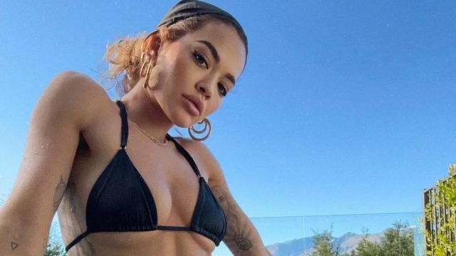 Rita Ora imaj değişikliğini üstsüz pozla duyurdu! Yorumu dikkat çekti