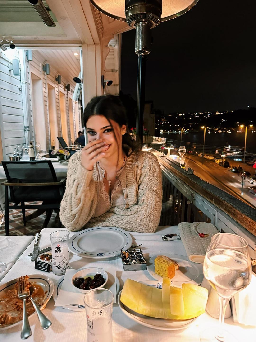 Derin Talu sevgilisiyle pozlarını paylaştı! Herkes o detaya takıldı 1