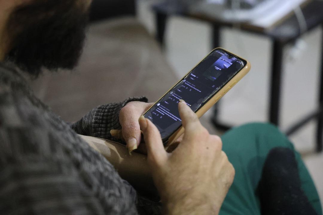  3 yıldır evden çıkmıyor, duş almıyordu! Telefon bağımlısı genç, ailelere seslendi: Çocuklarınıza bunu yapmayın! 3