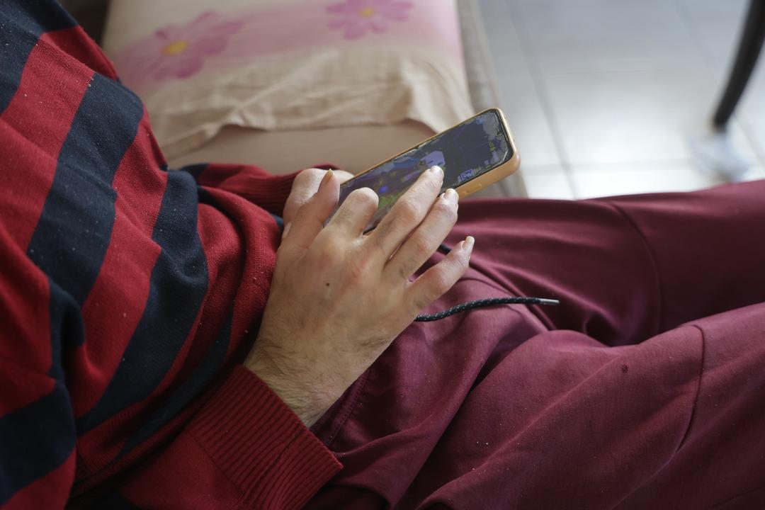  3 yıldır evden çıkmıyor, duş almıyordu! Telefon bağımlısı genç, ailelere seslendi: Çocuklarınıza bunu yapmayın! 2