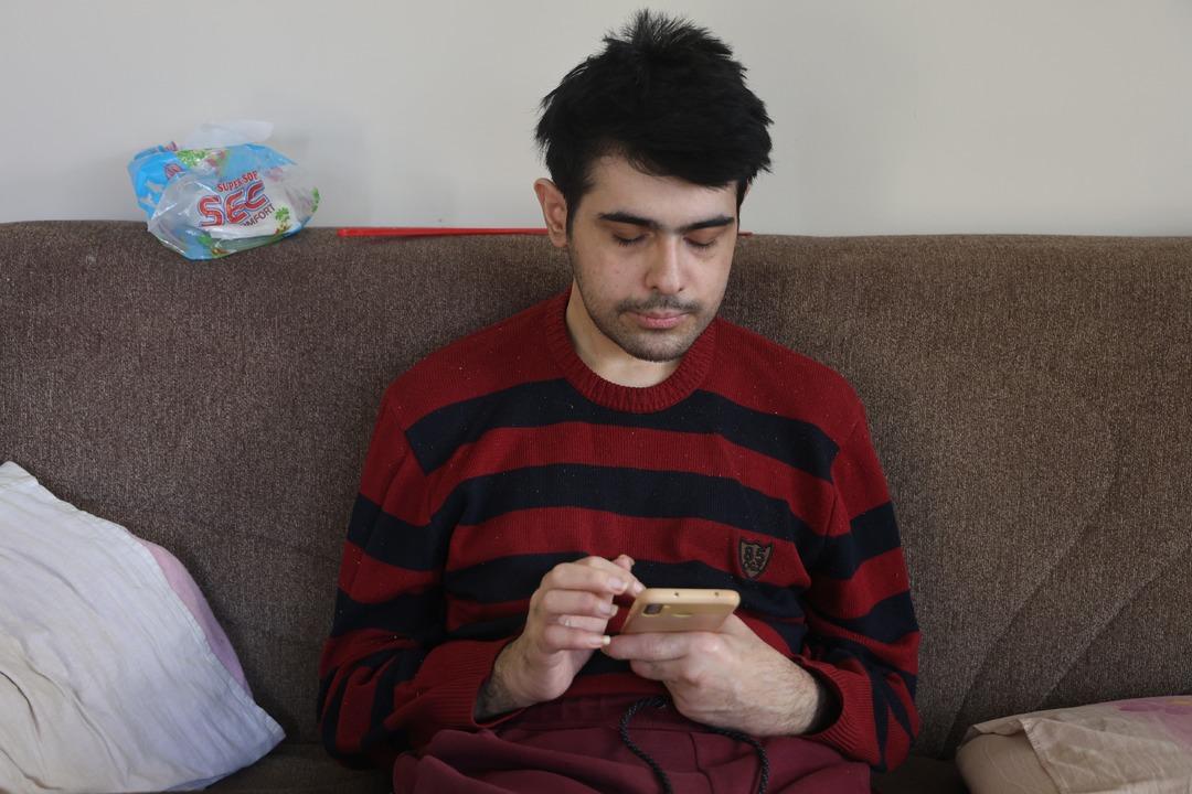  3 yıldır evden çıkmıyor, duş almıyordu! Telefon bağımlısı genç, ailelere seslendi: Çocuklarınıza bunu yapmayın! 1