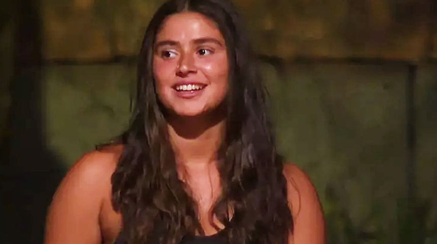 Ayşe Y&uuml;ksel &ouml;nce baş&ouml;rt&uuml;l&uuml; ardından derin dekolteli poz verince tepki &ccedil;ekti! Umre a&ccedil;ıklaması