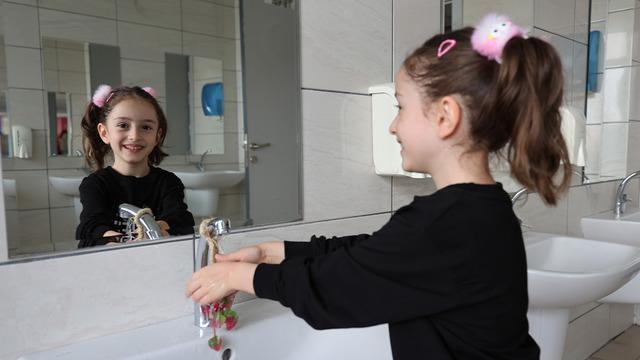 Çocuklara el yıkamayı sevdiren fikir: Meyve şeklinde sabun tasarladı