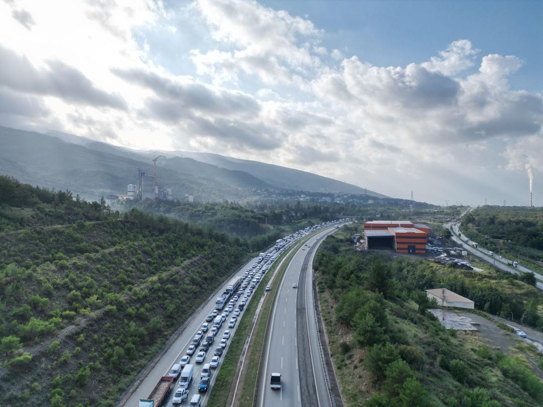 Son dakika | Bir ilimiz kabusu yaşıyor: Otoyol çöktü, hortum çıktı, suda mahsur kaldılar! Kilometrelerce kuyruk oluştu 5