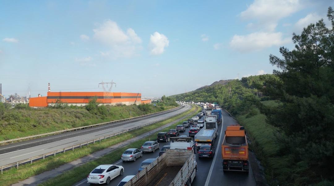 Son dakika | Bir ilimiz kabusu yaşıyor: Otoyol çöktü, hortum çıktı, suda mahsur kaldılar! Kilometrelerce kuyruk oluştu 6