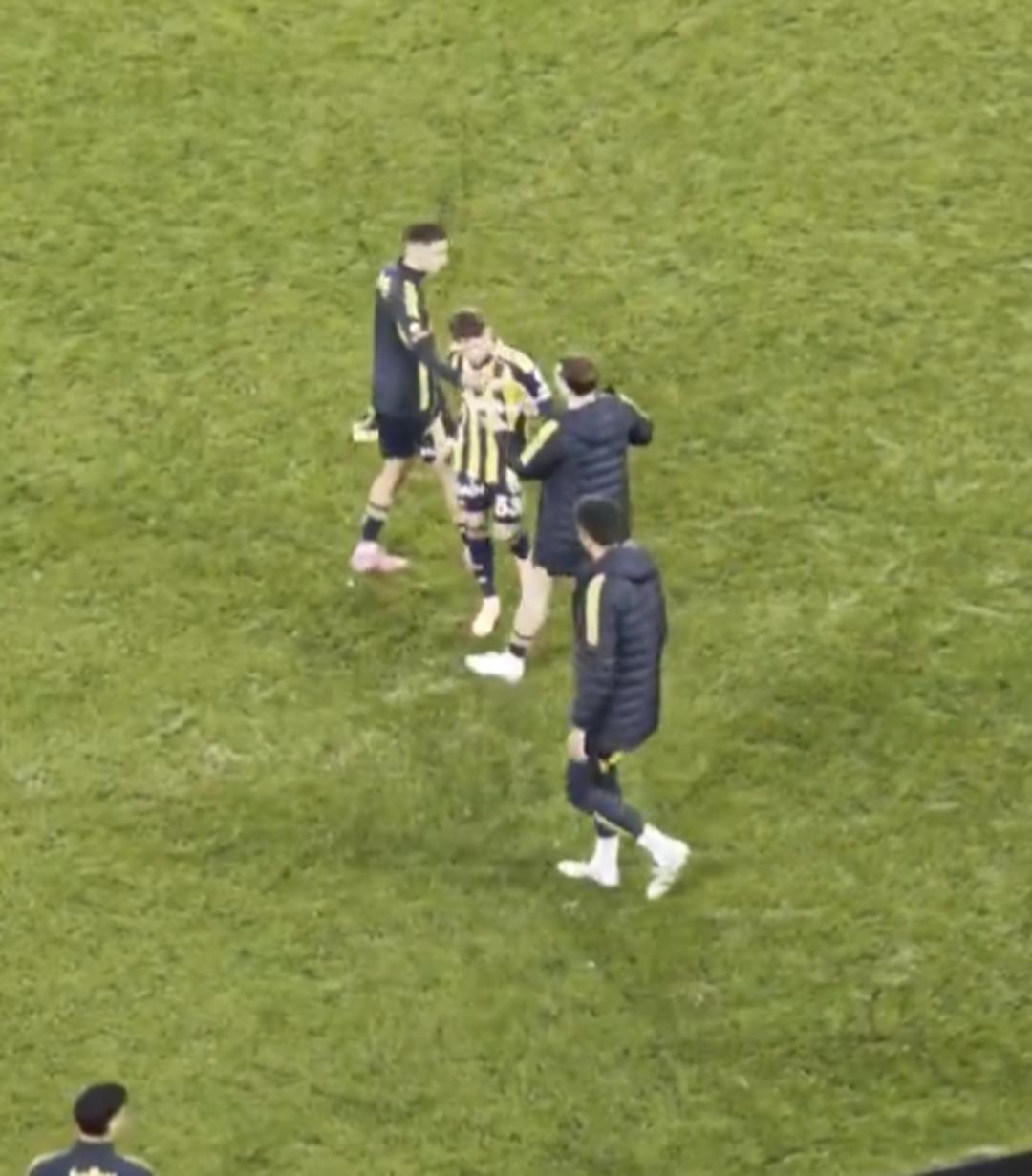 Tribünler tepki göstermişti! Szymanski den oyundan çıkarken olay hareket... Kerem Aktürkoğlu şaştı kaldı! 2