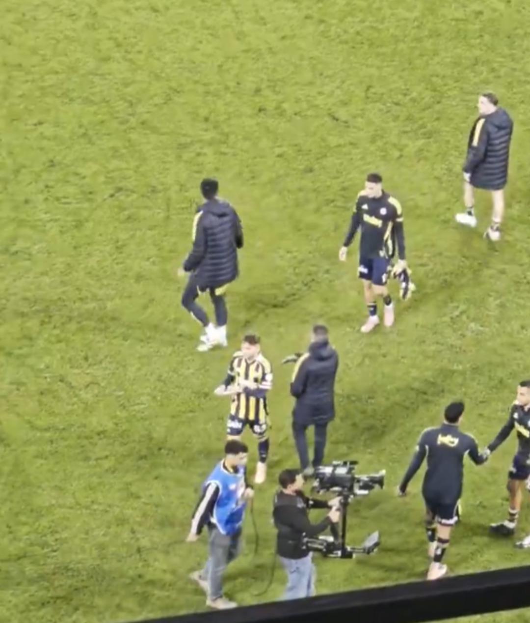 Tribünler tepki göstermişti! Szymanski den oyundan çıkarken olay hareket... Kerem Aktürkoğlu şaştı kaldı! 6