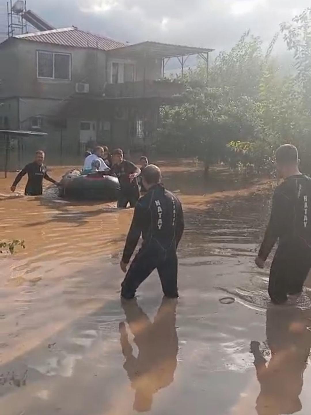 Son dakika | Bir ilimiz kabusu yaşıyor: Otoyol çöktü, hortum çıktı, suda mahsur kaldılar! Kilometrelerce kuyruk oluştu 10