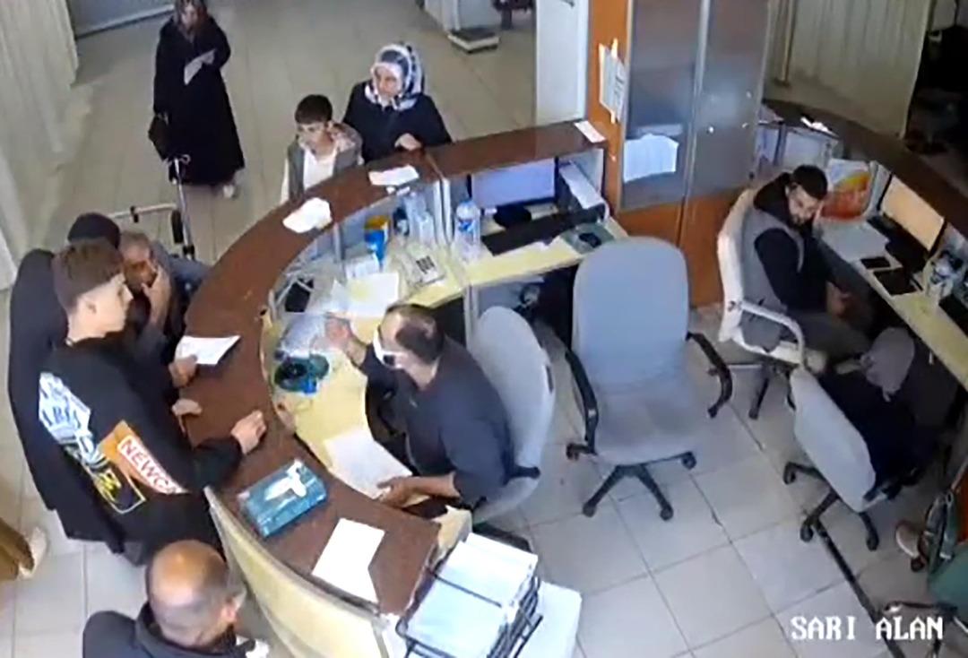 Acil serviste skandal: Oksijen isteyen engelli hastaya bağırıp hakaret etti, oğluna kalem fırlattı! Doktor hakkında soruşturma 3