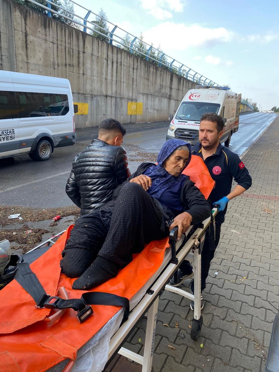 Alt geçitte boğulmak üzereydi! Hatay da akılalmaz görüntüler: Engelli yaşlı kadının başına gelenler yürekleri ağza getirdi 7