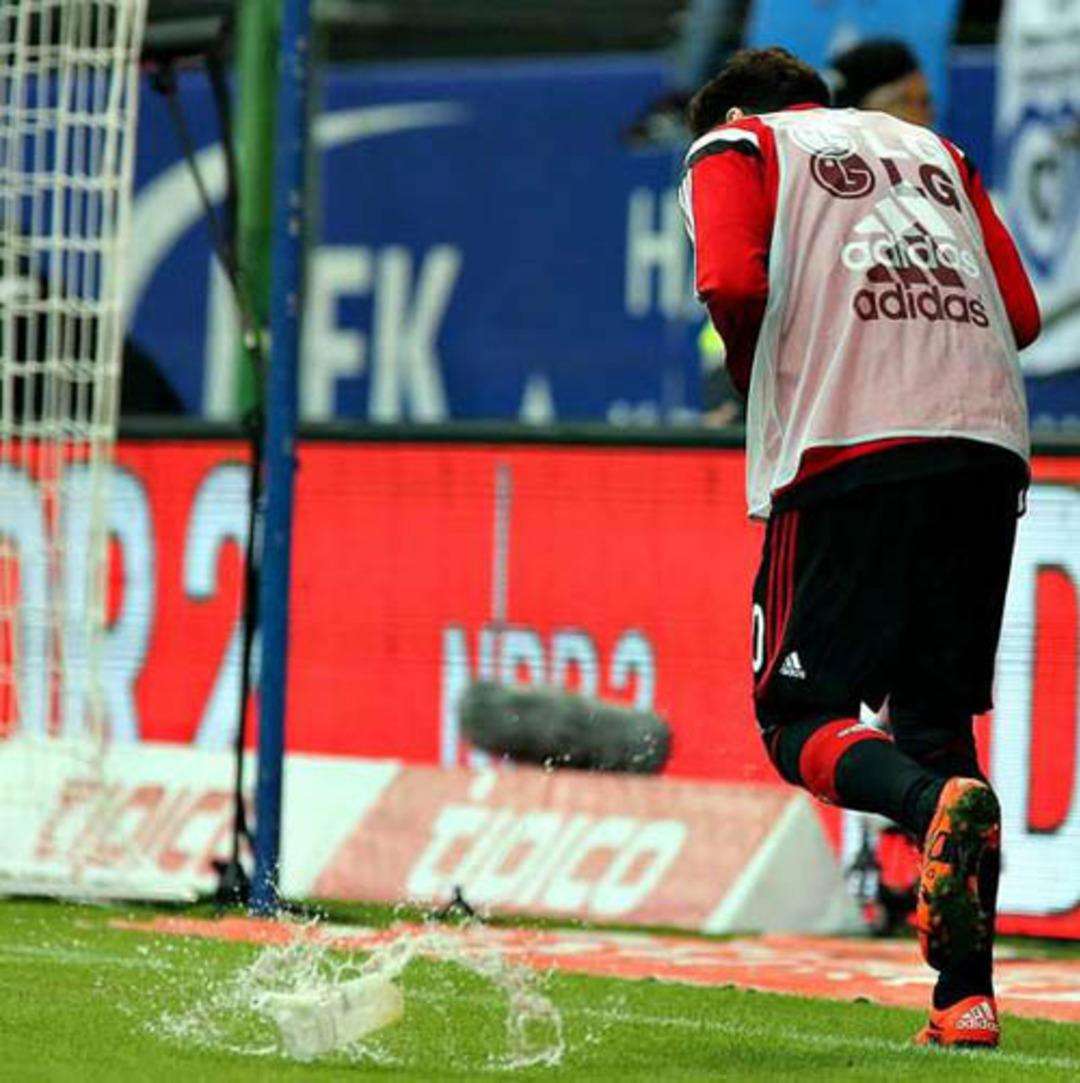 Hakan &Ccedil;alhanoğlu'na bira bardakları attılar!