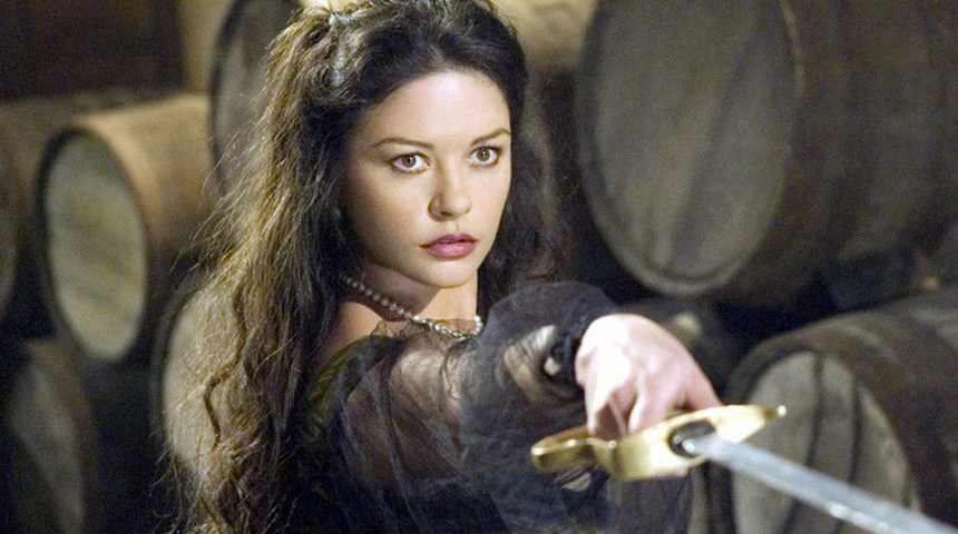 Catherine Zeta-Jones’tan derin dekolteli mayosuyla yıllara meydan okudu