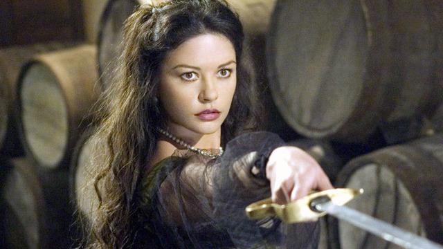 Catherine Zeta-Jones’tan derin dekolteli mayosuyla yıllara meydan okudu