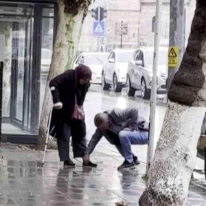 Hayırlı evlat: Bankaya çamurlu girmesin diye annesinin ayakkabısını elleriyle temizledi