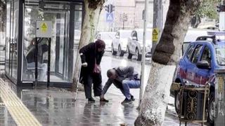 Hayırlı evlat: Bankaya çamurlu girmesin diye annesinin ayakkabısını elleriyle temizledi