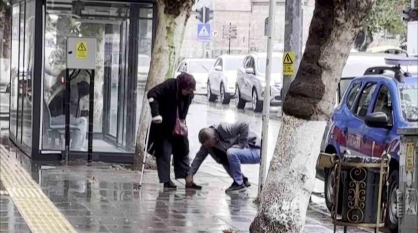 Hayırlı evlat: Bankaya çamurlu girmesin diye annesinin ayakkabısını elleriyle temizledi