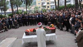 Düğün konvoyunda şarampole yuvarlanması sonucu hayatını kaybeden genç son yolculuğuna uğurlandı