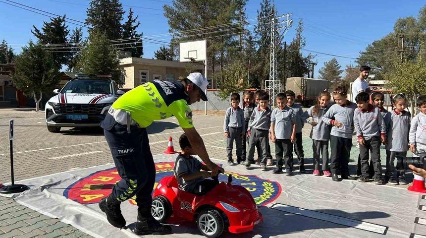 Kilis’te ilkokul öğrencilerine mobil trafik aracıyla eğitim verildi