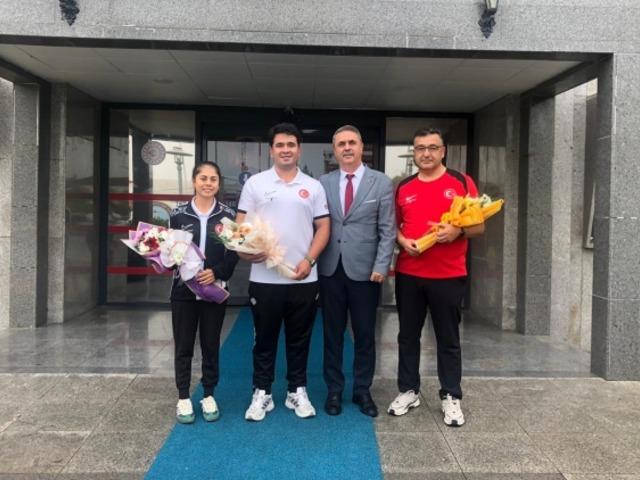 Dünya şampiyonu Emircan Haney çiçeklerle karşılandı