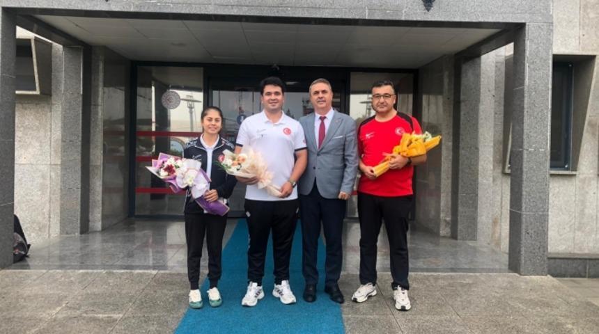 Dünya şampiyonu Emircan Haney çiçeklerle karşılandı