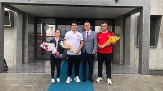 Dünya şampiyonu Emircan Haney çiçeklerle karşılandı