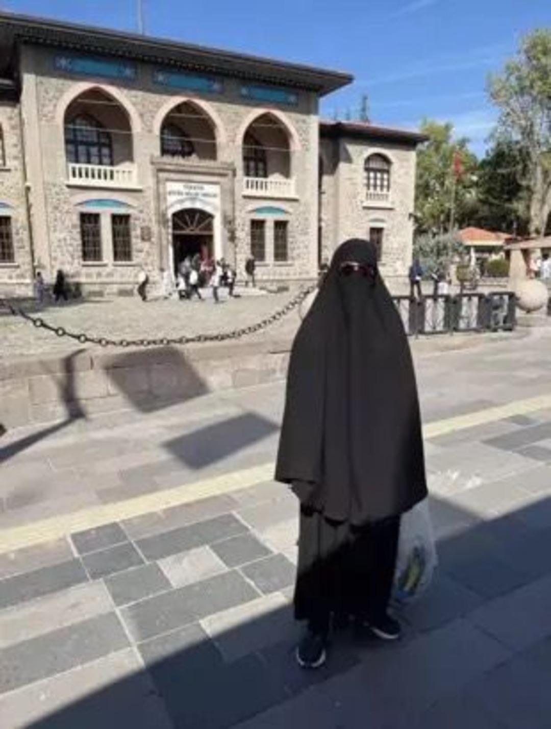 Ankara da siyah çarşafla dolaşınca gözaltına alınmıştı! Yeni gelişme: İfadesi de ortaya çıktı 2