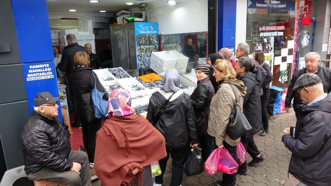  Sevinçten yedim  300 TL den 70 TL ye düşünce çiğ çiğ yedi! Tezgahın önünde kuyruk oldular 1