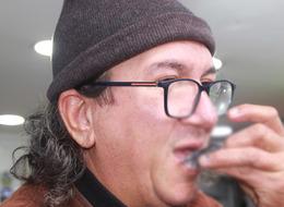 'Sevinçten yedim' 300 TL'den 70 TL'ye düşünce çiğ çiğ yedi! Tezgahın önünde kuyruk oldular