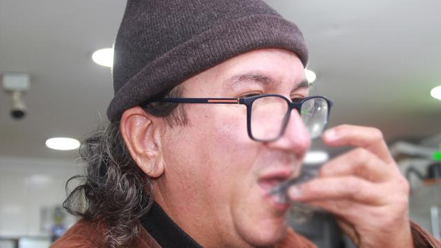 'Sevinçten yedim' 300 TL'den 70 TL'ye düşünce çiğ çiğ yedi! Tezgahın önünde kuyruk oldular