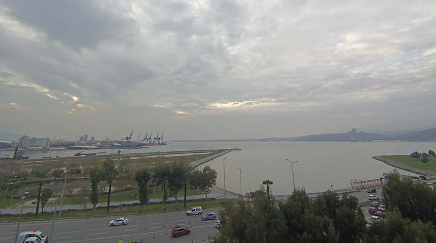 İzmir Körfezi'ndeki kötü koku birçok ilçede etkili oldu! Vatandaşlardan yetkililere çağrı