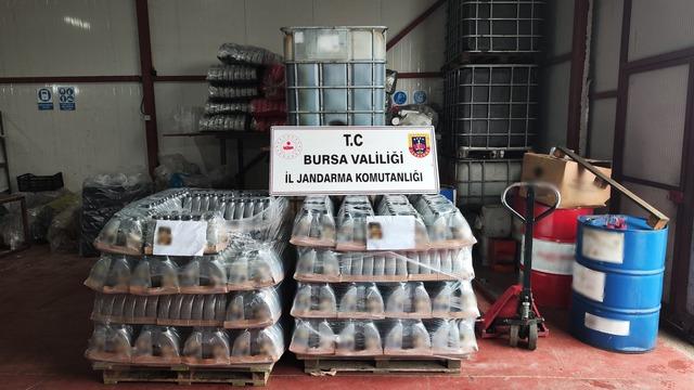Bursa'da jandarma operasyonunda 12 bin 750 litre motor ve hidrolik yağ ele geçirildi