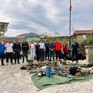 Fethiye'de deniz dibinden çöp konteyneri çıkarıldı