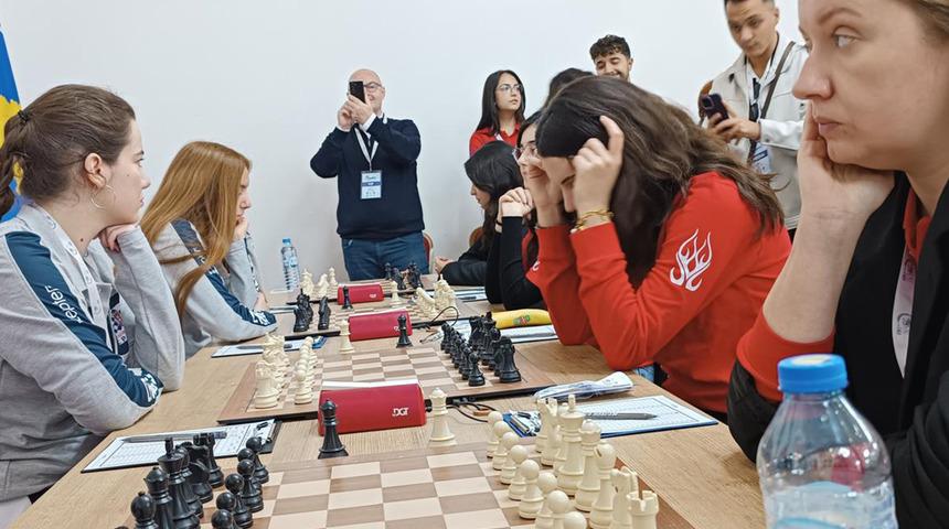 Herkes sustu taşlar konuştu