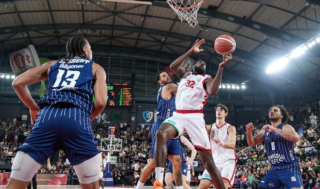 Türkiye Sigorta Basketbol Süper Ligi’nde Anadolu Efes Karşıyaka yı rahat geçti! 2