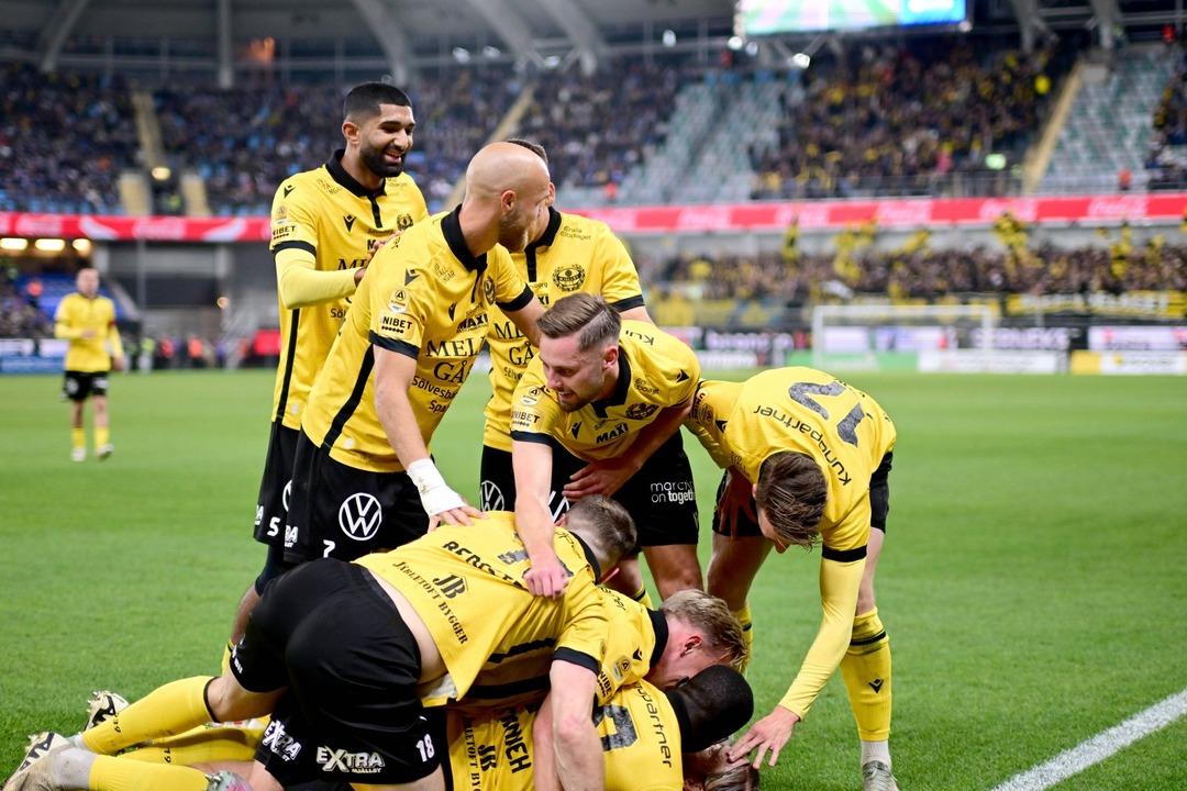 Peri masalı tarih yazdı! 800 nüfuslu balıkçı köyü Hallevik’in takımı Mjällby İsveç Ligi nde şampiyon oldu... 1