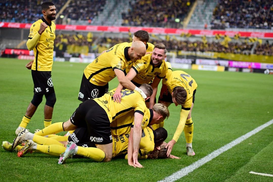 Peri masalı tarih yazdı! 800 nüfuslu balıkçı köyü Hallevik’in takımı Mjällby İsveç Ligi nde şampiyon oldu... 3