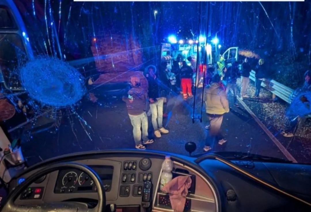 İtalya da holiganlar sahnede! Deplasman dönüşü takım otobüsüne saldırdılar, şoförü taşla öldürdüler... 2