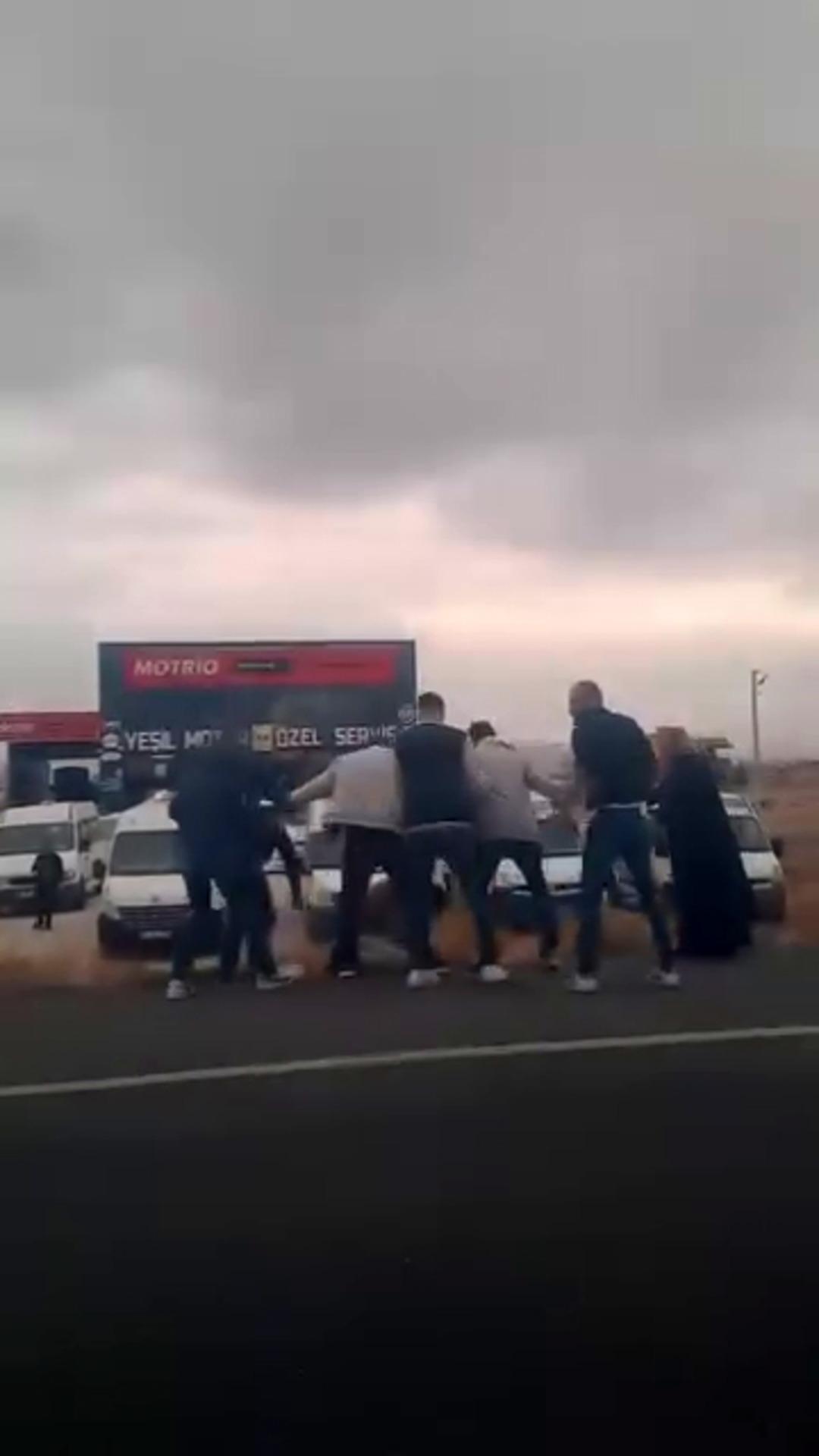 Polis cenazesi konvoyuna saldırı! 4 araçla gelip dehşet saçtılar: Çok sayıda yaralı 6