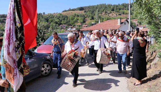 Bursa da geleneksel bir düğün gerçekleştirdiler: Profesörle doçent, Yörük kıyafetiyle köy düğünü yaptı 3