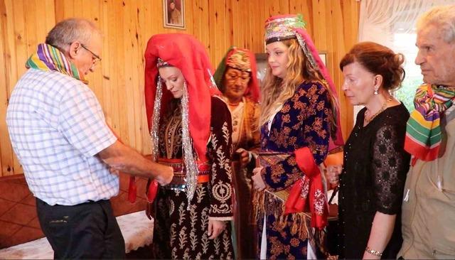 Bursa da geleneksel bir düğün gerçekleştirdiler: Profesörle doçent, Yörük kıyafetiyle köy düğünü yaptı 6