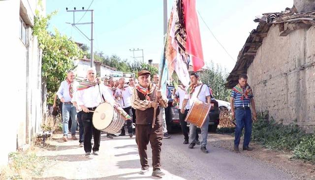 Bursa da geleneksel bir düğün gerçekleştirdiler: Profesörle doçent, Yörük kıyafetiyle köy düğünü yaptı 4