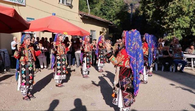 Bursa da geleneksel bir düğün gerçekleştirdiler: Profesörle doçent, Yörük kıyafetiyle köy düğünü yaptı 2
