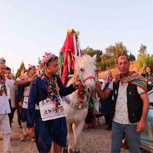 Bursa'da geleneksel bir düğün gerçekleştirdiler: Profesörle doçent, Yörük kıyafetiyle köy düğünü yaptı
