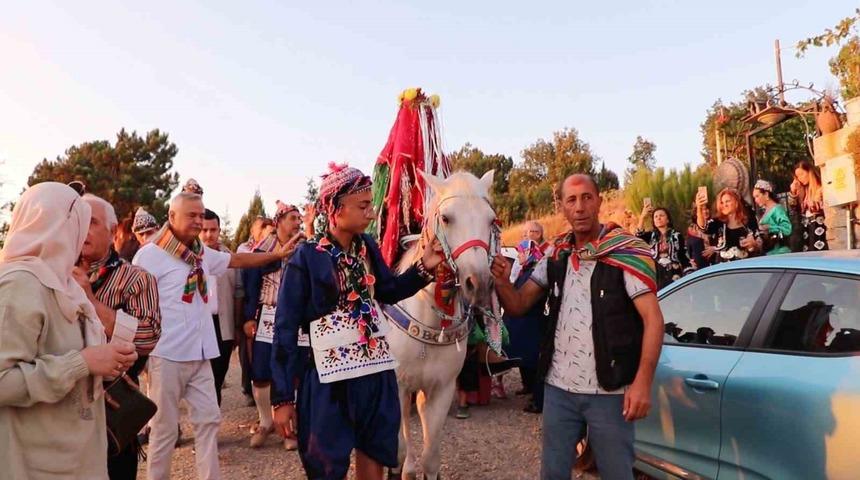Bursa'da geleneksel bir düğün gerçekleştirdiler: Profesörle doçent, Yörük kıyafetiyle köy düğünü yaptı
