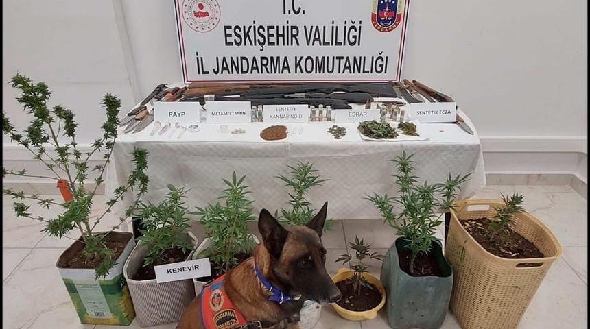 Uyuşturucu ve silah bulunduran 7 şüpheli jandarma tarafından yakalandı