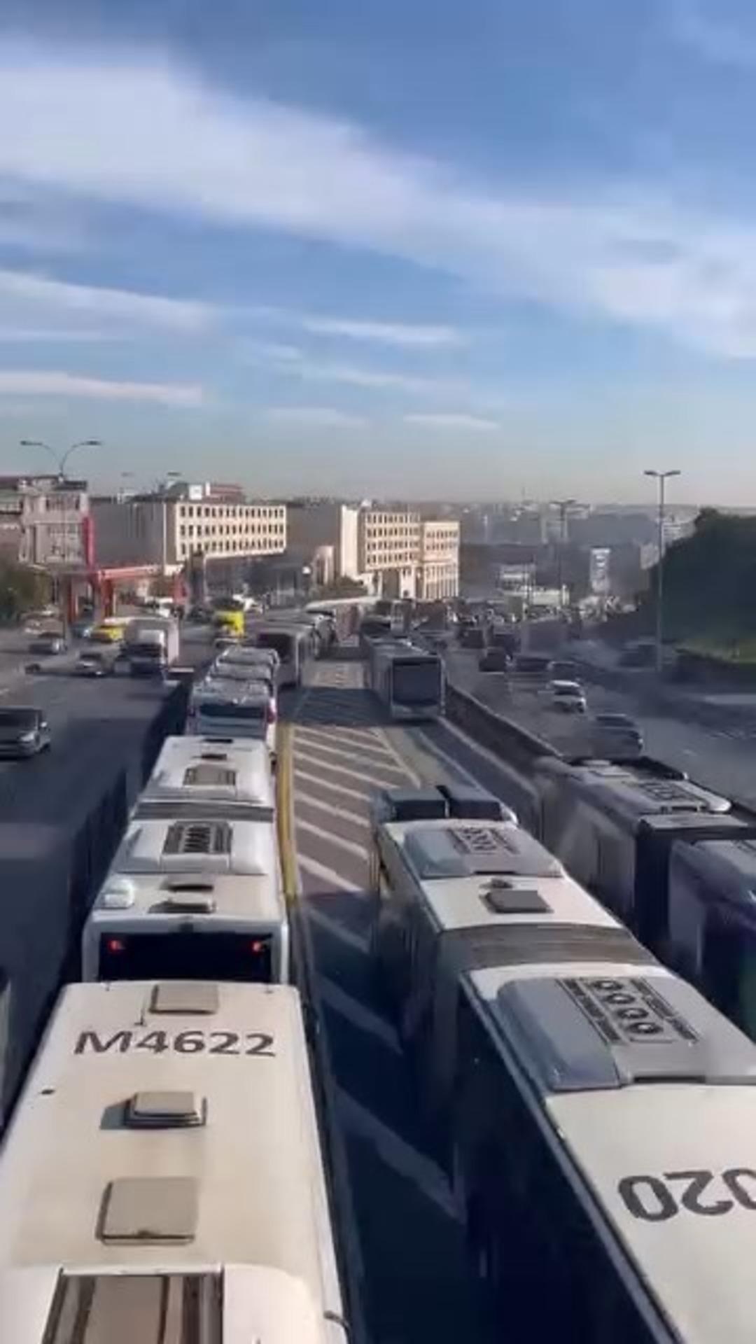 İstanbul da metrobüs kazası! Aynı yöne gidiyorlardı... Yoğunluk yaşanıyor 2