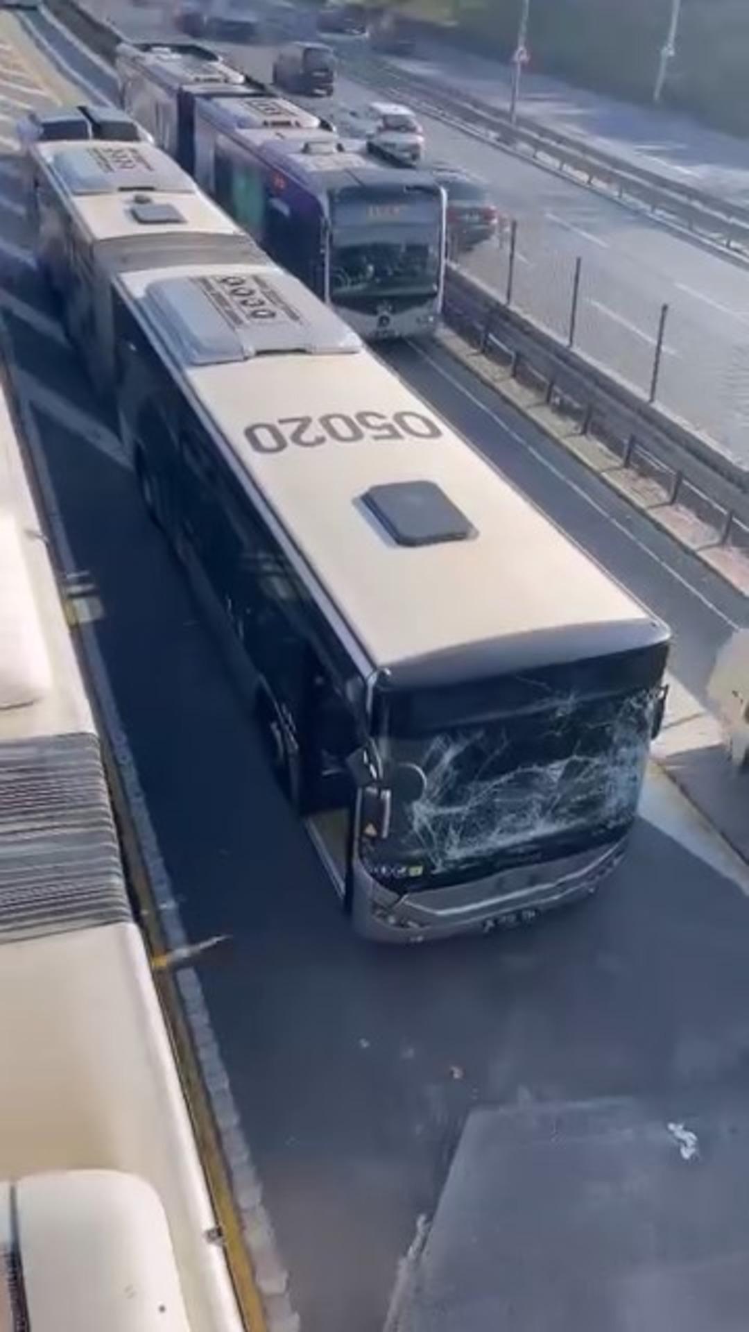 İstanbul da metrobüs kazası! Aynı yöne gidiyorlardı... Yoğunluk yaşanıyor 1